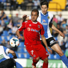 Julio Álvarez ve como el gigantón Yuste despeja un balón. / ÁREA 11-
