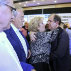 Una simpatizante abraza con efusividad a Herrera. A la izquierda, Fernando Escobillas, presidente del Consejo de Cámaras.-Ical