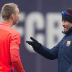 Luis Enrique conversa con el meta holandés Cillessen.-JORDI COTRINA