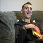 Alex Roca sufrió a los seis años una parálisis cerebral que le supone una discapacidad fisica del 76%. Aún así, sigue cumpliendo sus objetivos. Ahora acaba de publicar el libro ’El límite te lo pones tú’.-JORDI COTRINA