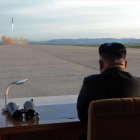 Kim Jong-un observa el lanzamiento de un misil, en una foto sin fecha.-KCNA
