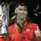 Novak Djokovic, con el trofeo que lo acredita como campeón del Master 1.000 de Shanghái.-AP / ANDY WONG