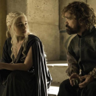 Emilia Clarke (Daenerys Targaryen) y Peter Dinklage (Tyrion Lannister), en el último episodio de la sexta temporada de 'Juego de tronos'.-MOVISTAR+