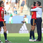Vilda se abraza a Jenni Hermoso tras la derrota ante EEUU.-EFE / TOLGA BOZOGLU
