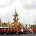 Soldados portan la urna real del fallecido rey Bhumibol Adulyadej  durante su ceremonia de cremacion en el Crematorio Real en Sanam Luang en Bangkok  Tailandia  hoy 26 de octubre de 2017-EFE / NARONG SANGNAK