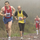Varios corredores durante una carrera de montaña en la provincia. / VALENTÍN GUISANDE-