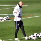 Zinedine Zidane, durante el entrenamiento de este martes en la ciudad deportiva de Valdebebas.-