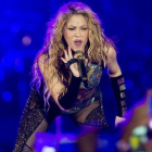 Shakira, durante su actuación en el Palau Sant Jordi en El dorado Tour.-FERRAN NADEU