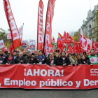 Los líderes sindicales encabezan la manifestación de los empleados públicos, la semana pasada en Madrid.-JUAN MANUEL PRATS
