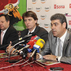 El alcalde, Carlos Martínez, con los empresarios Manuel Amores, a la izquierda, y Víctor López, a la derecha. / V. G.-