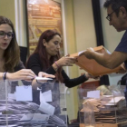 Miembros de una mesa electoral durante el recuento de votos tras el cierre de los colegios en los comicios del 26-J del 2016.-EFE