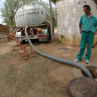 Camiones cisterna de Diputación abasteciendo agua.-V.G.