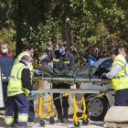 Momento en el que el cadáver es retirado del río tras la autorización de la forense. / ICAL-