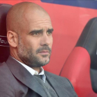 Pep Guardiola, en el banquillo del Bayern, a punto de pensar ya en clave azul.-CHRISTOF STACHE