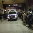 Los oficiales de policía se despiden en el Hospital Woodhull de los dos agentes de policía asesinados en Brooklyn, que son trasladados al hospital de Nueva York.-Foto: JOHN TAGGART / EFE