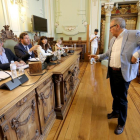 Bermejo charla con Puente antes de un pleno en el Ayuntamiento-ICAL