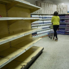 Una mujer compra en un supermercado en Caracas (Venezuela).-MIGUEL GUTIÉRREZ (EFE)