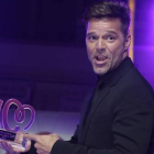 Ricky Martin posa con el premio Cadena 100, el jueves en Barcelona.-