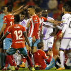 Diamanka pugna con el jugador del Lugo,  Fydriszewski, durante el partido del pasado domingo.-AREA 11