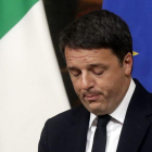 El exprimer ministro, Matteo Renzi, en la rueda de prensa donde anunció su renuncia.-AP / GREGORIO BORGIA