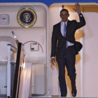 Barack Obama desciende del 'Air Force One' a su llegada a Londres.-EFE / HANNAH MCKAY
