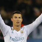 Cristiano levanta sus brazos al cielo tras el triunfo del Madrid ante el Dortmund.-AP / MICHAEL PROBST