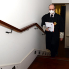 El magistrado Carlos Sánchez, ayer, desplazándose con mascarilla por las dependencias judiciales.-ÁLVARO MARTÍNEZ
