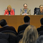 María Victoria Seco, segunda por la derecha, interviene ante los alcaldes sorianos.-MARIO TEJEDOR