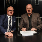 Lee Charnley y Rafa Benítez en la firma del contrato del entrenador español.-GETTY / NEWCASTLE / SERENA TAYLOR