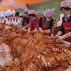 Elaboración tradicional de kimchi en Corea del Sur.-AP / AHN YOUNG-JOON