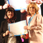 La concejala Ana Alegre (izquierda) recoge el reconocimiento entregado en la ciudad de Oviedo.-HDS