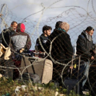 Un grupo de palestinos esperan poder entrar en Egipto por el paso fronteriza de Rafa.-AFP / SAID KHATIB