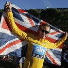 Brad Wigggins, en París, tras ganar el Tour del 2012.-/ LAURENT CIPRIANI (AP)
