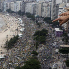 Miles de personas participan en una manifestación contra la presidenta brasileña, Dilma Rousseff, este  domingo 15 de marzo del 2015, en la playa de Copacabana en Río de Janeiro.-Foto: ANTONIO LACERDA / EFE