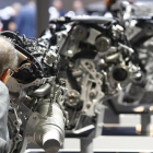 Un visitante observa una muestra de motores de BMW en el Salón del Automóvil de Fráncfort-REUTERS / KAI PFAFFENBACH