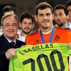 Florentino Pérez e Iker Casillas, durante un acto de homenje al portero.-Foto: ARCHIVO