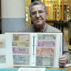 Rafael Romera, con algunos de los décimos de lotería que colecciona, posando hace unos días en el Casino.-VALENTÍN GUISANDE