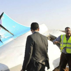 El primer ministro egipcio, Sherif Ismail, inspecciona el avión siniestro.-AFP / SELIMAN AL-OTEIFI
