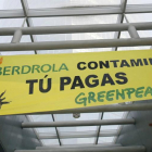 Protesta de Greenpeace ante la sede de Iberdrola.-EFE / LUIS TEJIDO