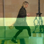 La portavoz de JxCat, Elsa Artadi, en los pasillos del Parlament el pasado 9 de enero.-BERNAT VILARÓ (ACN)