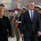 María Dolores de Cospedal recibe al secretario general de la OTAN, Jens, Stoltenberg, este jueves en la base de Torrejón de Ardoz (Madrid).-/ JOSÉ LUIS ROCA