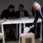 El presidente colombiano, Juan Manuel Santos, en el momento de depositar su voto en Bogotá.-REUTERS / CARLOS GARCIA RAWLINS