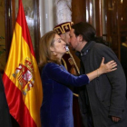 Pablo Iglesias besa a la presidenta del Congreso, Ana Pastor, el día de la Constitución.-DAVID CASTRO