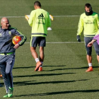 Zinedine Zidane ante un grupo de jugadores blancos, con Ronaldo de frente, durante el entrenamiento de hoy.-EFE / JUANJO MARTÍN