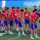 Julen Lopetegui, rodeado por sus jugadores en un entrenamiento de 'La Roja'.-AFP / JOSÉ JORDÁN