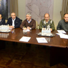 Parte de los alcaldes de Pinares que participaron en la reunión de ayer en San Leonardo. / ÁLVARO MARTÍNEZ-