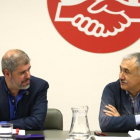Unai Sordo (izquierda) y Pepe Álvarez (derecha), presiden la reunión de las ejecutivas de CCOO y UGT, celebrada hoy.-/ DAVID CASTRO
