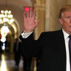 Trump saluda al salir del Congreso tras asistir a una reunión de republicanos, el 16 de noviembre, en Washington.-AFP / ALEX WONG