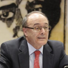 El gobernador del Banco de España, Luis María Linde, en la Comisión de Economía del Senado, en septiembre pasado.-AGUSTÍN CATALÁN