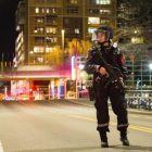 La policía noruega acordona un céntrico barrio de Oslo, por un paquete sospechoso, la noche del sábado al domingo.-EFE / FREDRIK VARFJELL